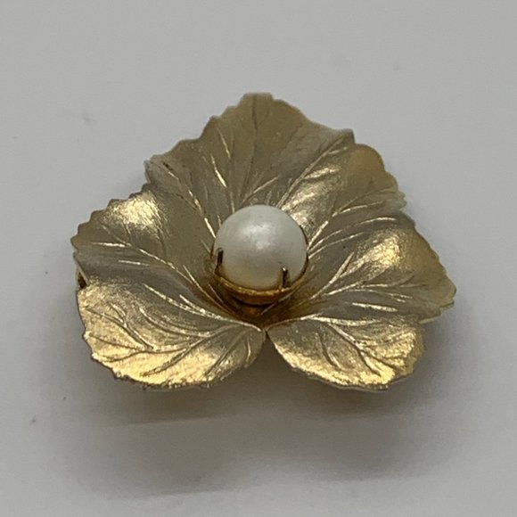 Vintage Sarah Coventry Gold Leaf/ Pearl Brooch - Picture 5 of 8